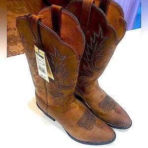 Beautiful Ariat boots! Soft beautiful leather in a distressed brown. Brand New!